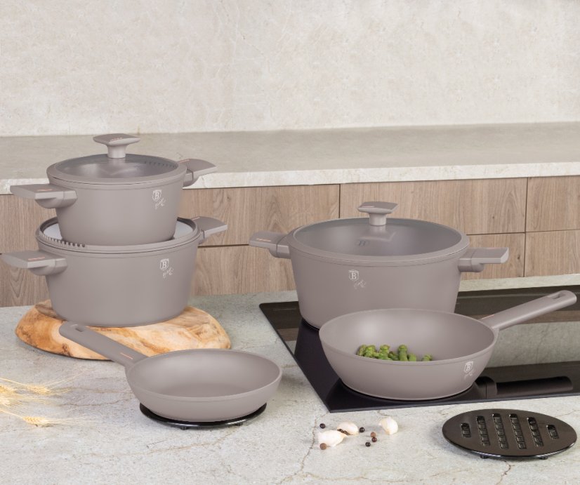 Caserolă cu suprafață din titan și capac 24 cm Taupe Collection