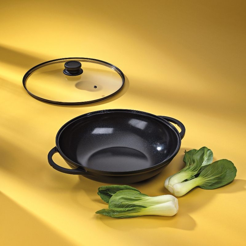 WOK pánev s keramickým povrchem a poklicí ATURA 32 cm