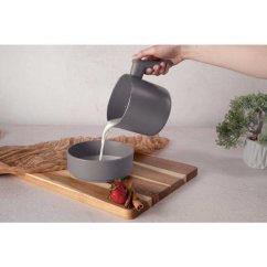 Colectia Taupe, ulcior de lapte acoperit cu titan de 1,2 litri Colectia Taupe, ulcior de lapte acoperit cu titan de 1,2 litri