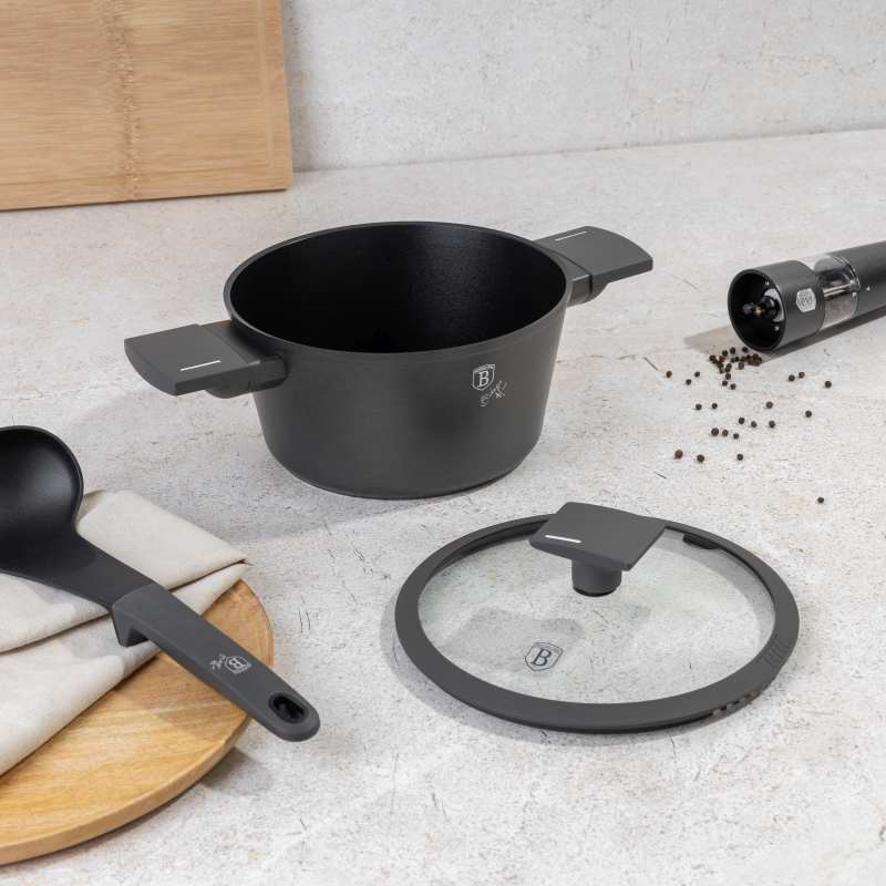 Kastrol s titanovým povrchem a poklicí 20 cm Antracit Collection