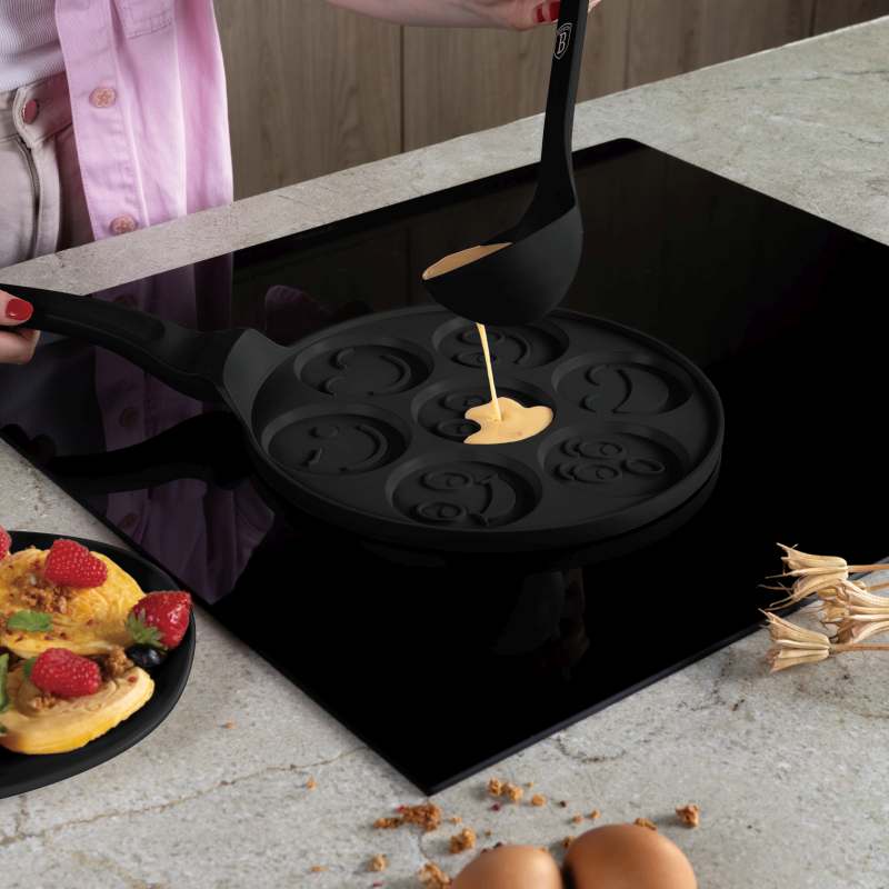 Lívanečník s titanovým povrchem Smajlíci 26 cm Matte Black Collection