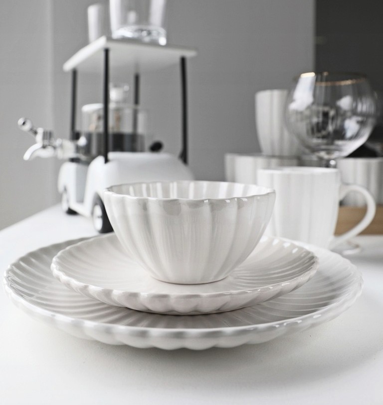 Jídelní sada talířů porcelánová PEARL 18 ks bílá