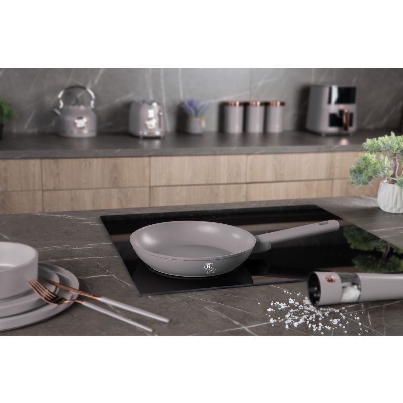 Pánev s titanovým povrchem 24 cm Taupe Collection