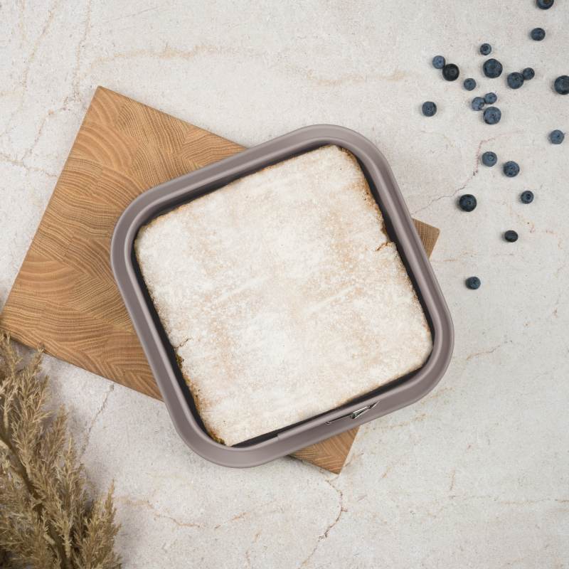 Forma na dort s titanovým povrchem 28x28 cm Taupe Collection