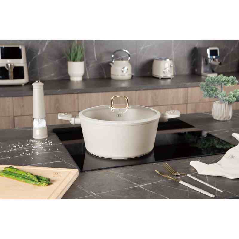 Caserola cu suprafata din titan si capac 28 cm Sahara Collection