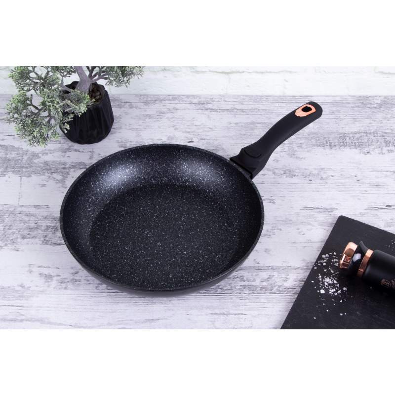 Pánev s nepřilnavým povrchem a odnímatelnou rukojetí 28 cm Black Rose Collection