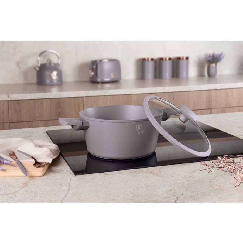 Caserolă cu suprafață din titan și capac 24 cm Taupe Collection