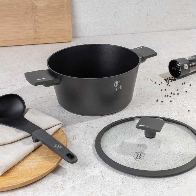 Kastrol s titanovým povrchem a poklicí 24 cm Antracit Collection