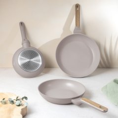 Sada pánví s titanovým povrchem 3 ks Taupe Nordic Collection Sada pánví s titanovým povrchem 3 ks Taupe Nordic Collection
