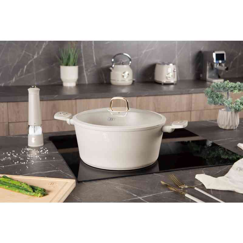 Kastrol s titanovým povrchem a poklicí 30 cm Sahara Collection