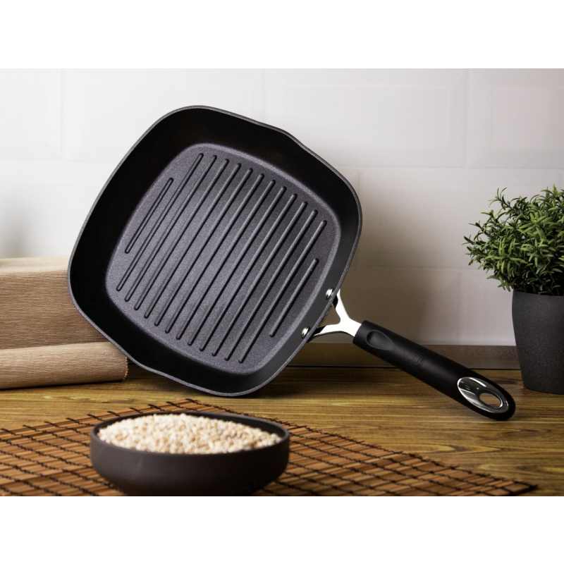 Pánev grilovací s titanovým povrchem 28 cm Black Professional Line
