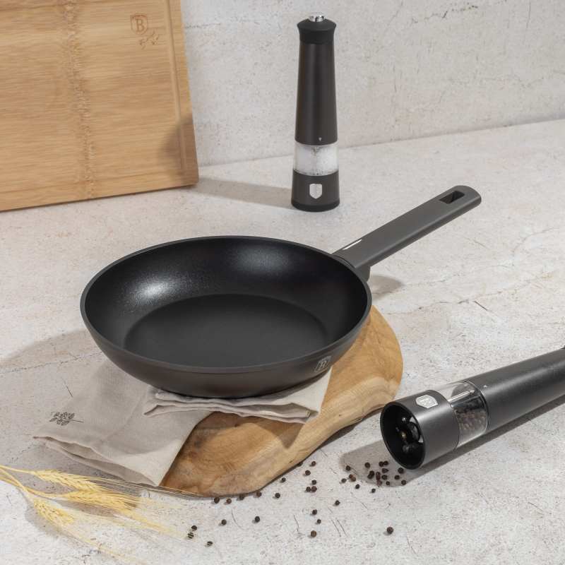 Pánev s titanovým povrchem 24 cm Antracit Collection