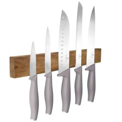 Set de cuțite cu suport magnetic din lemn de salcâm din Colectia Taupe Set de cuțite cu suport magnetic din lemn de salcâm din Colectia Taupe