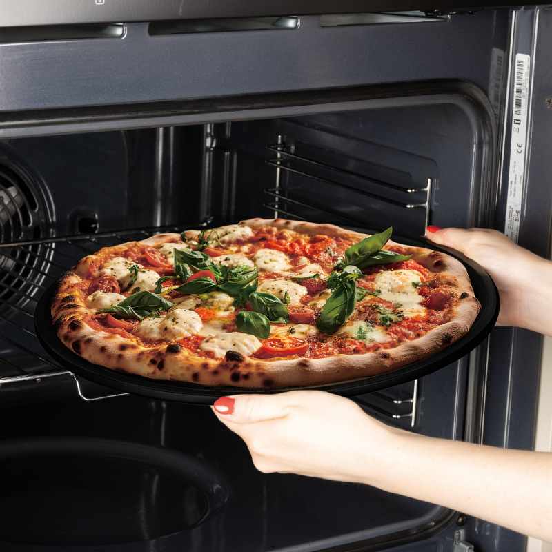 Pánev na pizzu s titanovým povrchem 32 cm Matte Black Collection