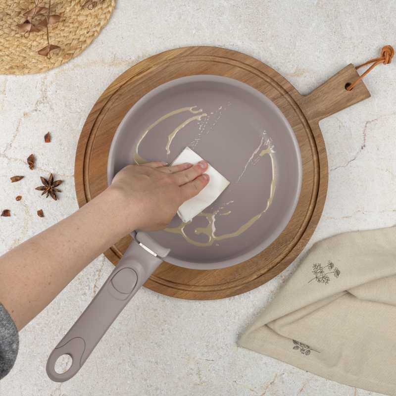 Set de veselă acoperit cu titan, colecția Taupe, format din 12 piese