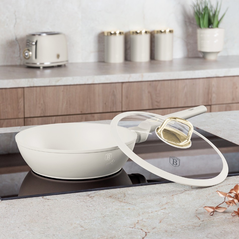 BERLINGERHAUS Pánev hluboká s titanovým povrchem a poklicí 24 cm Sahara Collection BH-8062